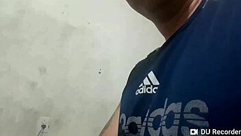 Wife lets worker fuck her pussy, he cums but keeps going 😈