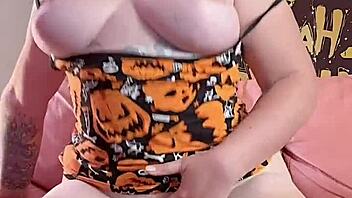 Vau, ta orgazem z zmajevim dildom v ozki pički!