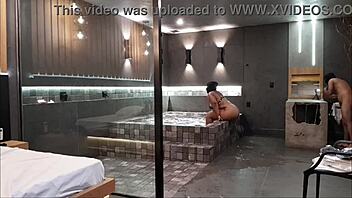 Brunett slickar stor svart kuk i badkar