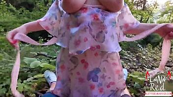 Bombe à gros seins suce une énorme bite en plein air et avale tout