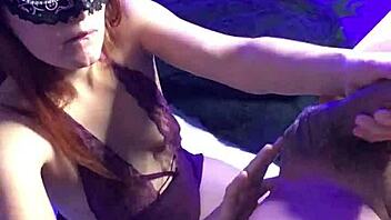 Ligger på bordet, suger kuken hans og finger ræva