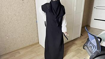 Muslim Teen 18+ Masturbates Wet in Hijab