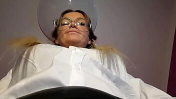 Paní femdom nohy fetish bdsm plivnutí do nylonu