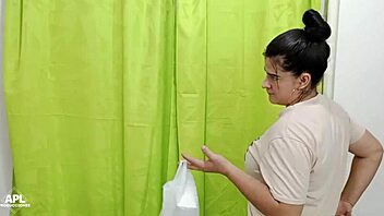 Hey, horny stepmom, eat out that curvy stepdaughter’s pussy!