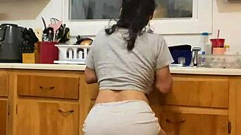 אנה מריה רוקדת ועושה כלים בסגנון דומיניקני, מילף לטינה מפתה מציגה תנועות קריביות