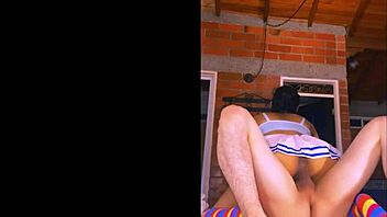 la madrastra de su amiga tenía una voz suave y sensual