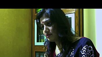 इंडियन भाभी प्रेमी के साथ मना फन के लिए चोरी-छुपे घूमती है