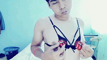 joven gay caliente manoseandose en su habitacion