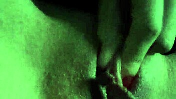 Me Aprieto El Clitoris Con La Conchita Sensible!