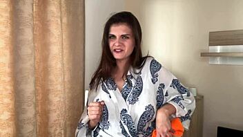 Styrkone med kæmpe pik tvinger stedsøn til at slikke mælkebrystvorter