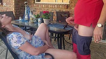 взаимная мастурбация взрывается с женой друга, которая дрочит на террасе
