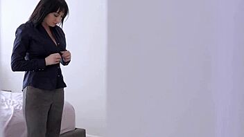 ビックリ！ステップママの剃毛マンコ触ってるの見ちゃった！隠し撮り