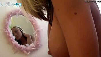 Starri Knight sormittaa sileän ajellun pillunsa orgasmiin