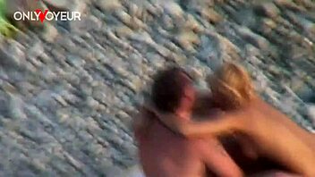 Kaunis vaalea tyttö ajelee miestä julkisella rannalla