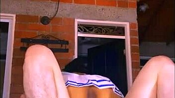 la madrastra de su amiga tenía una voz suave y sensual