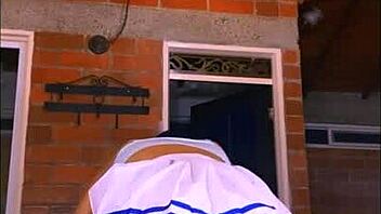 la madrastra de su amiga tenía una voz suave y sensual