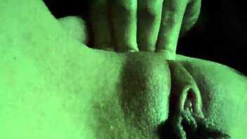 Me Aprieto El Clitoris Con La Conchita Sensible!