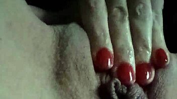 Me Aprieto El Clitoris Con La Conchita Sensible!