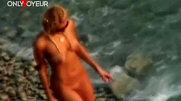 Blonde sublime chevauche un mec sur la plage publique