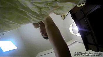 Sexo con profe gay peludo y masturbación bomba de agua de chaval gay