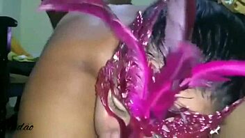 socando no rabo e gozando na boca? ela adora isso!