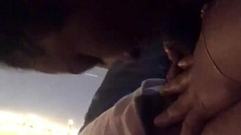 Morena linda engasgando no pauzão preto grosso