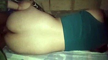 hermanastra despierta con ganas de que meta mi pene hasta el fondo de su vagina