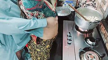 Indian wife ne khana banaya jab husband ne uski backdoor li