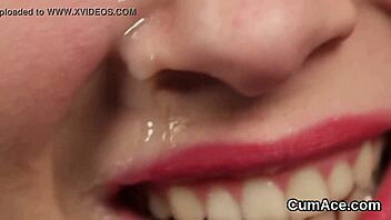 यह असामान्य सेंटरफोल्ड उसके चेहरे पर विशाल वीर्य लोड लेती है!