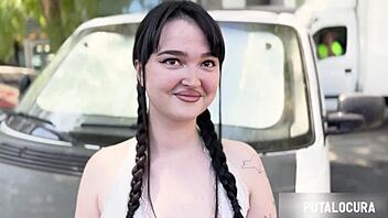 Spansk brunet med store patter sluger sæd i soveværelses knald - Putalocura