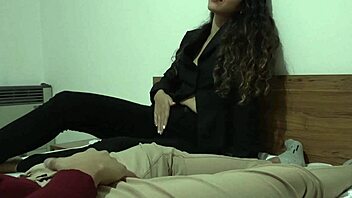 joi real jefa da instrucciones a su asistente para que se corra en su boca y tragarse la leche