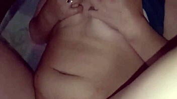 hermanastra despierta con ganas de que meta mi pene hasta el fondo de su vagina