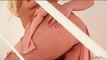 leony april shows off her gorgeous body?