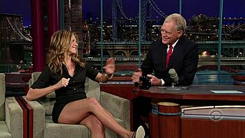 Jennifer Aniston炫耀她迷人的腿，在镜头前捕捉名人最热时刻