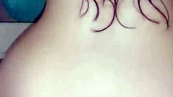 تريد رؤية قذف داخلي مع زوجتي منحنية على الأرض؟