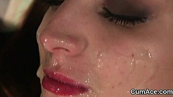 यह असामान्य सेंटरफोल्ड उसके चेहरे पर विशाल वीर्य लोड लेती है!