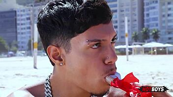 Guy sucks monster cock of beach vendor