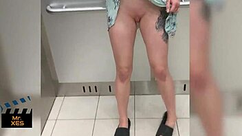 شفت كندية بلوند ديب ثروت في التسوق العام في الكرنتين؟