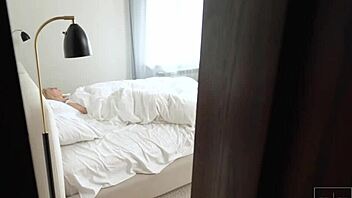 Girlfriend Wakes Me With Fingering.