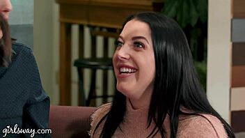 Najboljši prijateljici Aidra Fox in Casey Calvert raziskujeta lezbiško zabavo z Angelo White