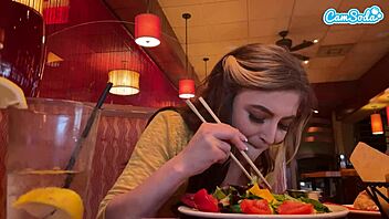 ¡Eyaculación pública con juguete interactivo! Orgasmos enormes y mojados me golpearon en el almuerzo!