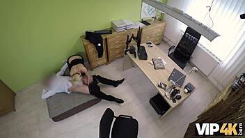 Inga Devil tatlı bedenini nakit için ödünç veriyor 😍