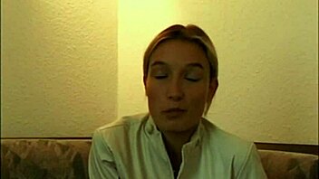 Tyske teen 18+ 18+'ere gnider klitoris på kamera første gang, klassisk 80'er!