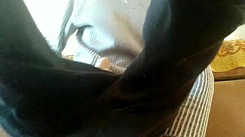 طالب شاب مثلي يحرك زب كبير بعد جلسة دراسة