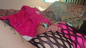 i squirt hard on the water pole with dildo