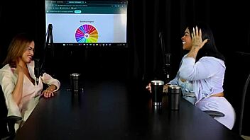 Morena shows her blowjob naked, revealing her ass after talking about political parties