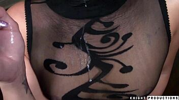 Brunetta MILF inzuppa cazzo di saliva e lo fa esplodere di sborra!