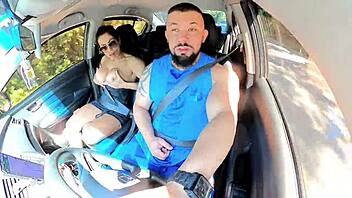 Uret passager gør Uber fyr vild med stramme røv tricks