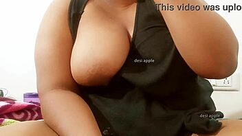 Srilankan lady flaunts her natural boobs for the camera. What a stunning display of curves!