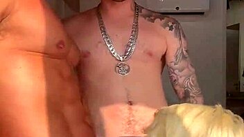 arrombando o novinho junto com o amigo pauzudo, first time workout handjob and cum in mouth